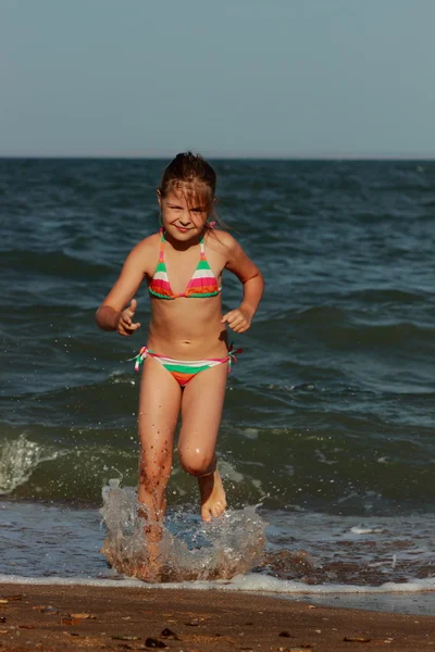 Vrolijk Meisje Badpak Wordt Het Zand Nabij Zwarte Zee Gespeeld — Stockfoto