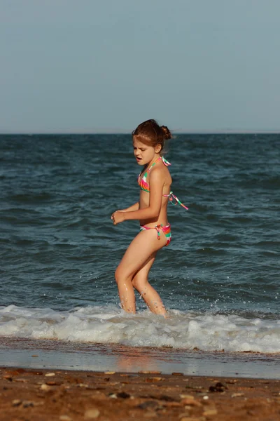 Karadeniz Kıyısındaki Kumda Mayo Giymiş Mutlu Küçük Kız Oynanıyor Doğu — Stok fotoğraf