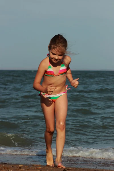 Happy Little Girl Stroju Kąpielowym Jest Grana Piasku Pobliżu Morza — Zdjęcie stockowe