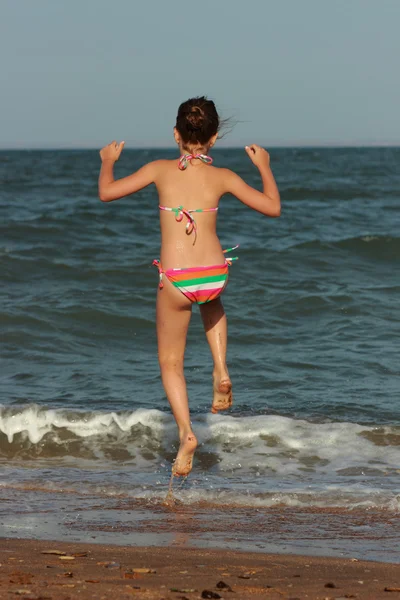 Petite Fille Heureuse Maillot Bain Joue Sur Sable Près Mer — Photo