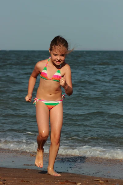 Happy Little Girl Stroju Kąpielowym Jest Grana Piasku Pobliżu Morza — Zdjęcie stockowe