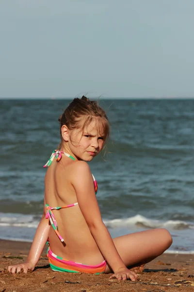 Летний Отдых Прекрасная Девушка Отдыхает Пляже Воды Черного Моря Восточный — стоковое фото