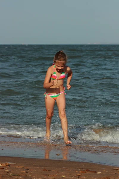 Ευτυχισμένο Κοριτσάκι Μαγιό Παίζεται Στην Άμμο Κοντά Στη Μαύρη Θάλασσα — Φωτογραφία Αρχείου