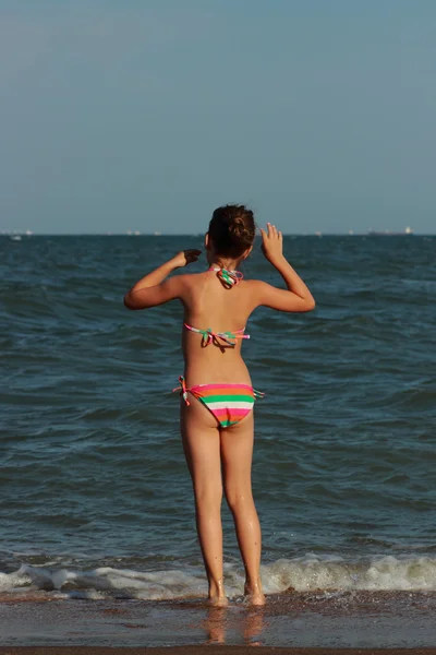 Petite Fille Heureuse Maillot Bain Joue Sur Sable Près Mer — Photo