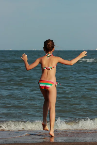 Petite Fille Heureuse Maillot Bain Joue Sur Sable Près Mer — Photo