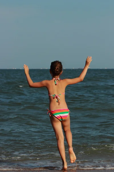 Petite Fille Heureuse Maillot Bain Joue Sur Sable Près Mer — Photo