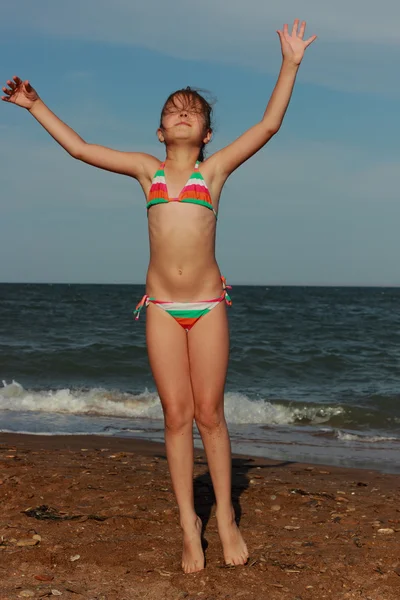 Bir mayo Mutlu küçük kız Karadeniz ve rahatlatıcı, Doğu Kırım, Ukrayna yakınlarındaki kum üzerinde oynanır