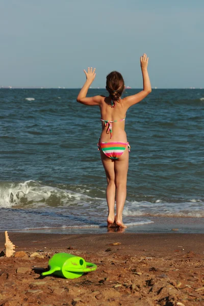 Glückliches Kleines Mädchen Badeanzug Spielt Auf Sand Der Nähe Des — Stockfoto