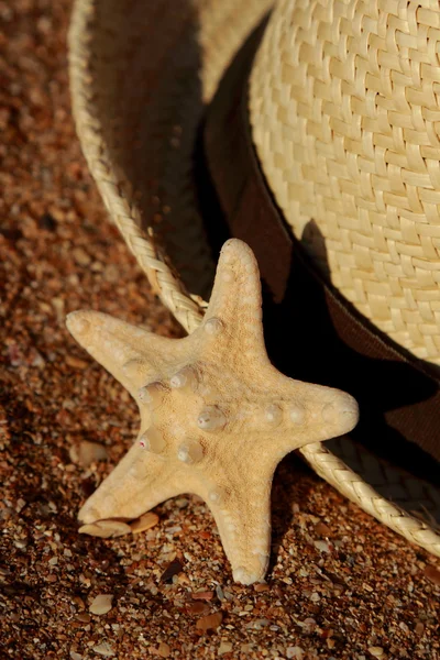 Venkovní Obraz Slaměného Klobouku Mořské Hvězdice Nad Mořským Pískem Pozadí — Stock fotografie