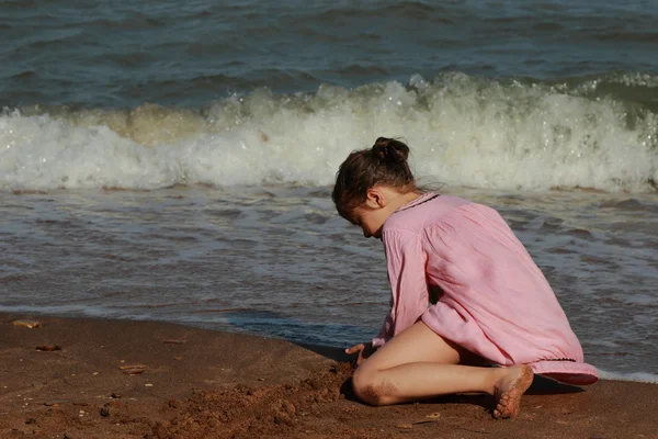 Outdoor Afbeelding Van Prachtig Meisje Spelend Overzees Strand Naar Het — Stockfoto
