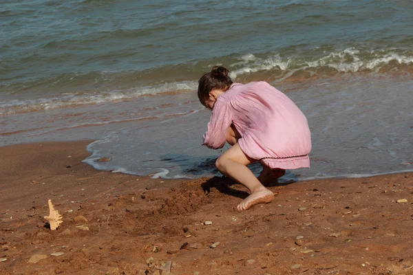 Außenbild Des Schönen Kleinen Mädchens Das Über Dem Meeresstrand Spielt — Stockfoto