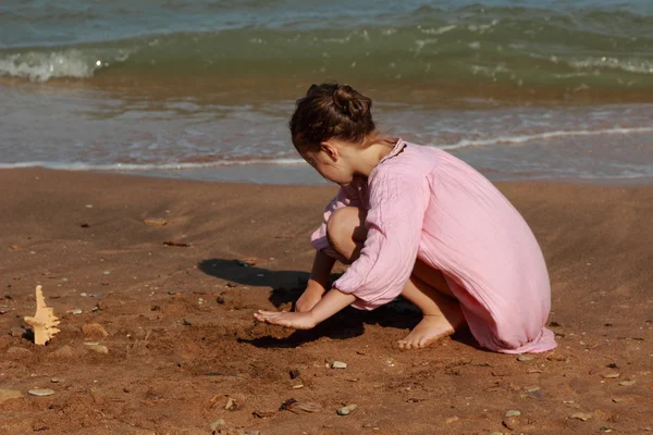 Deniz Üzerinde Oynayan Güzel Küçük Kız Açık Görüntü — Stok fotoğraf