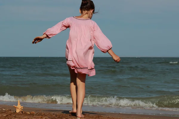 Imagem Livre Menina Bonita Jogando Sobre Praia Mar Crimeia Oriental — Fotografia de Stock