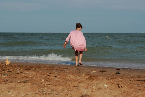 Venkovní Obraz Krásné Holčičky Hrající Nad Mořskou Pláží Východní Krym — Stock fotografie