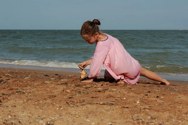 Immagine Esterna Bella Bambina Che Gioca Sulla Spiaggia Mare Crimea — Foto Stock