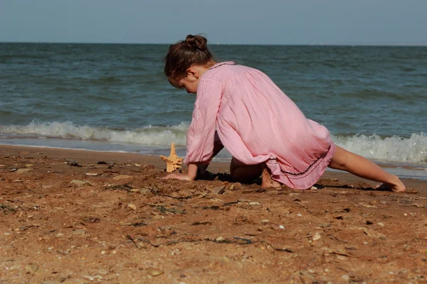 Immagine Esterna Bella Bambina Che Gioca Sulla Spiaggia Mare Crimea — Foto Stock