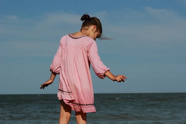 美丽的小女孩在海上玩的户外形象 — 图库照片