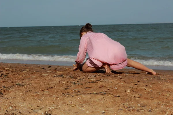 克里米亚东部 一个漂亮的小女孩在海滩上玩耍的户外形象 — 图库照片