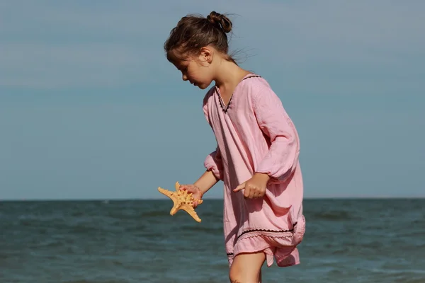 Immagine Esterna Bella Bambina Che Gioca Sul Mare — Foto Stock