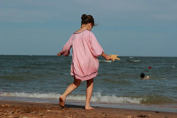 Außenbild Des Schönen Kleinen Mädchens Das Über Dem Meeresstrand Spielt — Stockfoto