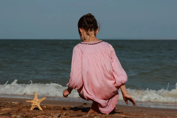 Beautiful Little Girl Playing Sea Beach — Stock Photo, Image
