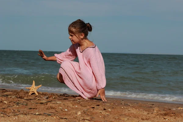 Bella Bambina Sta Giocando Sulla Spiaggia Mare — Foto Stock