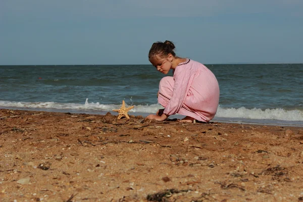 Outdoor Afbeelding Van Prachtig Meisje Spelend Overzees Strand Naar Het — Stockfoto