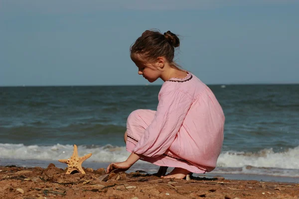 Szabadtéri Kép Gyönyörű Kislány Játszik Tengerparton Kelet Krím — Stock Fotó