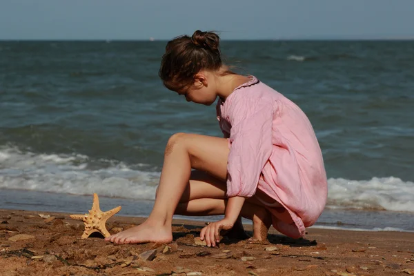 Image Extérieure Belle Petite Fille Jouant Sur Plage Mer Crimée — Photo