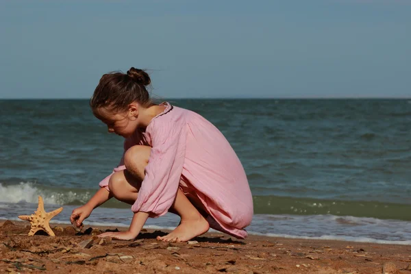 Bella bambina sul mare — Foto Stock