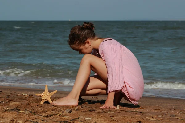 Imagen Aire Libre Hermosa Niña Jugando Sobre Playa Del Mar — Foto de Stock