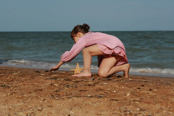 Imagen Aire Libre Hermosa Niña Jugando Sobre Playa Del Mar — Foto de Stock