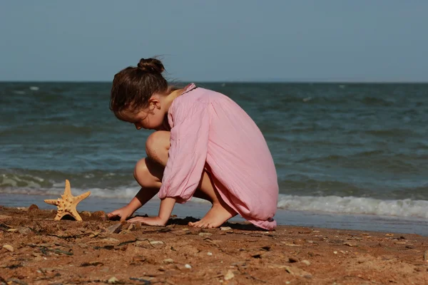 Immagine Esterna Bella Bambina Che Gioca Sulla Spiaggia Mare Crimea — Foto Stock