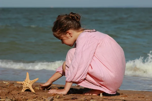 Außenbild Des Schönen Kleinen Mädchens Das Über Dem Meeresstrand Spielt — Stockfoto