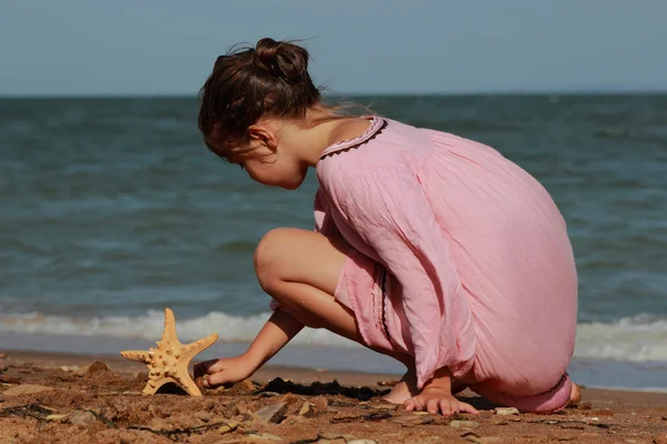 Outdoor Image Beautiful Little Girl Playing Sea Beach East Crimea — Stock Photo, Image