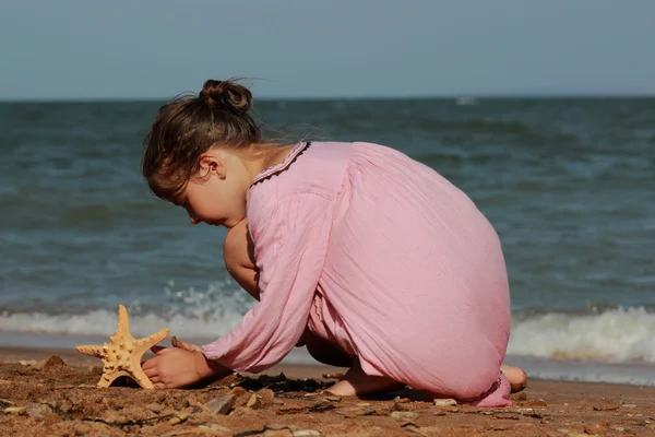 Image Extérieure Belle Petite Fille Jouant Sur Plage Mer Crimée — Photo