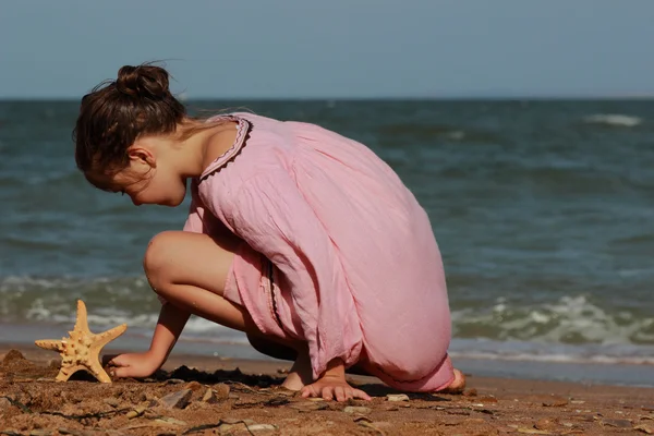 Immagine Esterna Bella Bambina Che Gioca Sulla Spiaggia Mare Crimea — Foto Stock