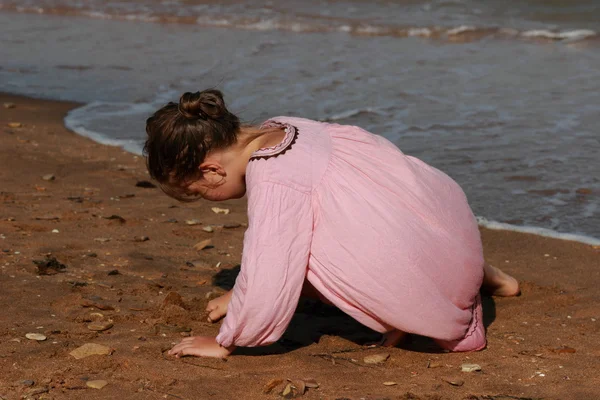 Außenbild Des Schönen Kleinen Mädchens Das Über Dem Meeresstrand Spielt — Stockfoto