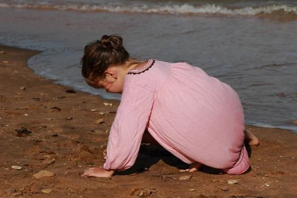 Außenbild Des Schönen Kleinen Mädchens Das Über Dem Meeresstrand Spielt — Stockfoto