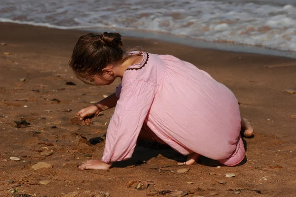 Außenbild Des Schönen Kleinen Mädchens Das Über Dem Meeresstrand Spielt — Stockfoto