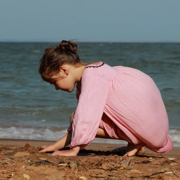 Güzel Küçük Kız Deniz Plajı Üzerinde Oynuyor — Stok fotoğraf