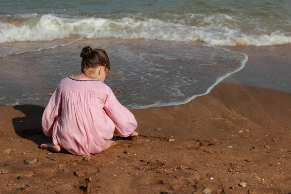 Belle Petite Fille Joue Sur Plage Mer — Photo