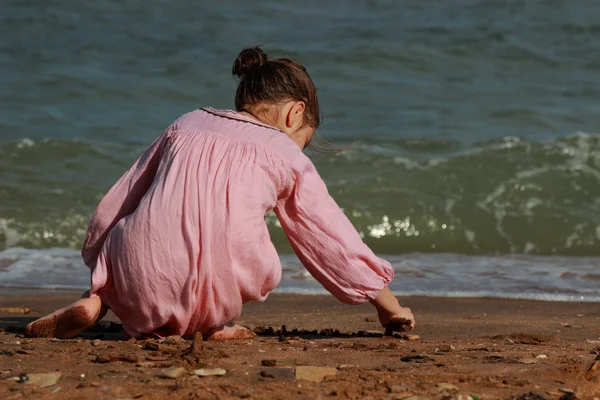 Menina Bonita Está Jogando Sobre Praia Mar — Fotografia de Stock
