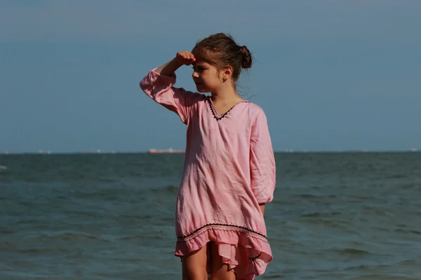 Ładne dziecko zabawy nad morzem — Zdjęcie stockowe