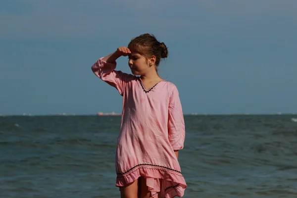 Niño agradable divertirse sobre el mar —  Fotos de Stock