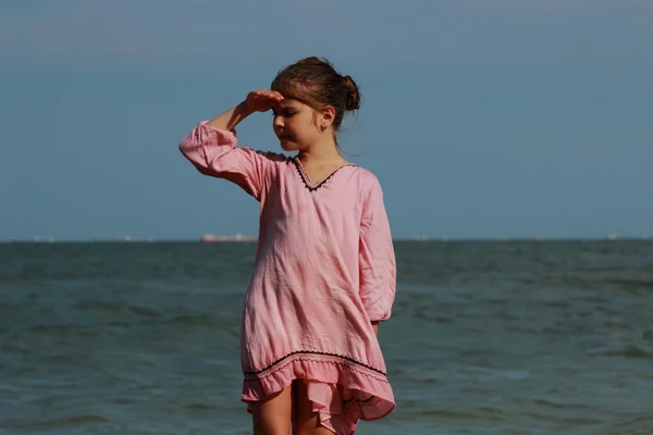 Menina agradável se divertir sobre o mar — Fotografia de Stock