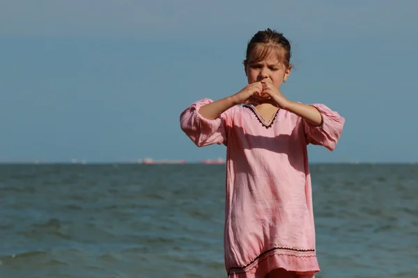 Hermosa Niña Está Jugando Sobre Playa Del Mar — Foto de Stock