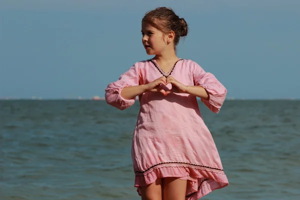 Hermosa Niña Está Jugando Sobre Playa Del Mar — Foto de Stock