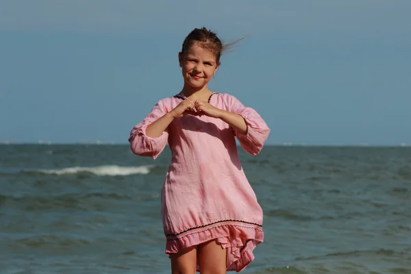 Hermosa Niña Está Jugando Sobre Playa Del Mar —  Fotos de Stock