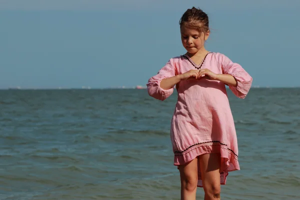 Utomhus Bild Vacker Liten Flicka Som Leker Över Havet Stranden — Stockfoto